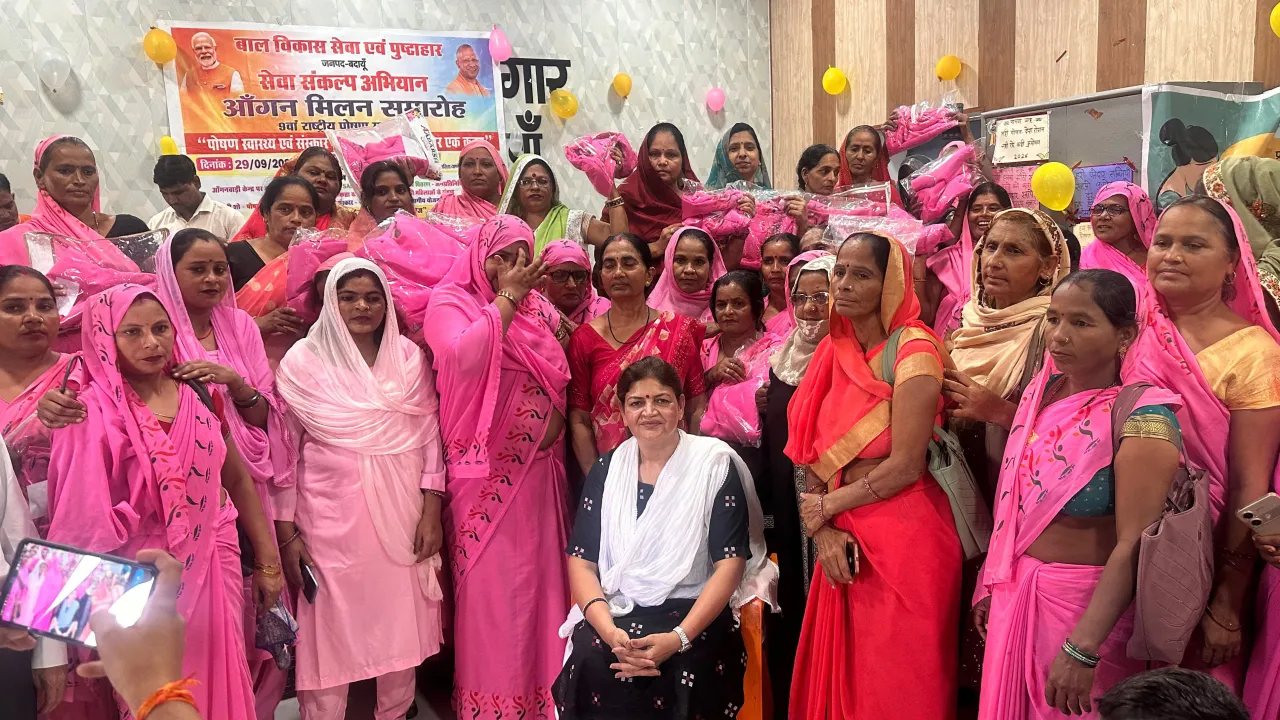 बदायूं में आंगन उत्सव कार्यक्रम के दौरान आंगनवाड़ी कार्यकत्रियों को साड़ी भेंट कर सम्मानित करते जनप्रतिनिधि और अतिथि