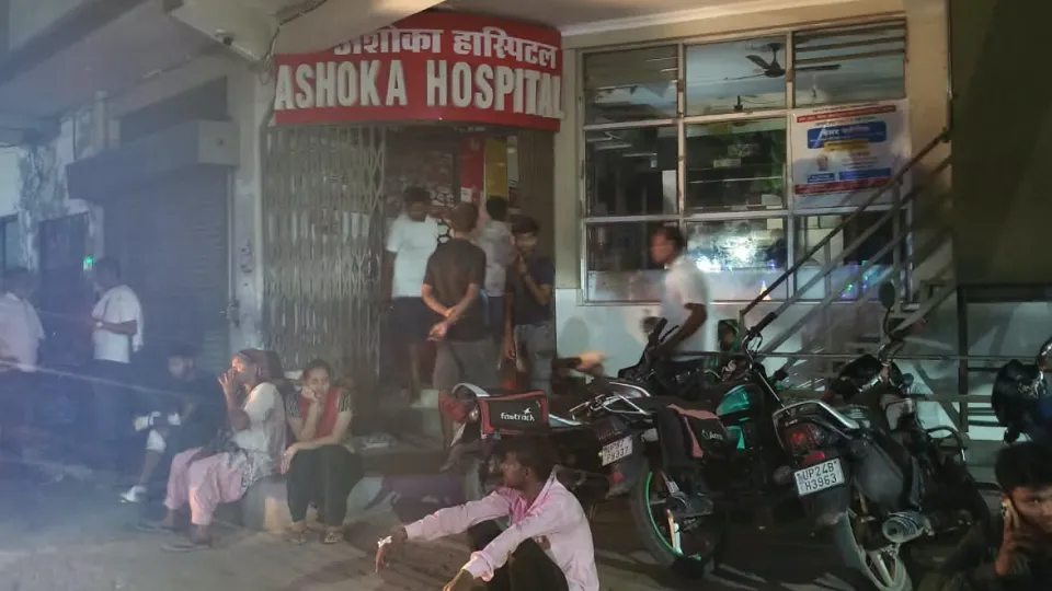 बदायूं के अशोका हॉस्पिटल में बिजली गुल होने से परेशान मरीज और तीमारदार