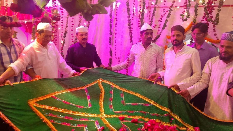 बदायूं में हजरत मजाक मियां साहब की दरगाह पर कुल शरीफ की फातिहा और चादरपोशी करते अकीदतमंद