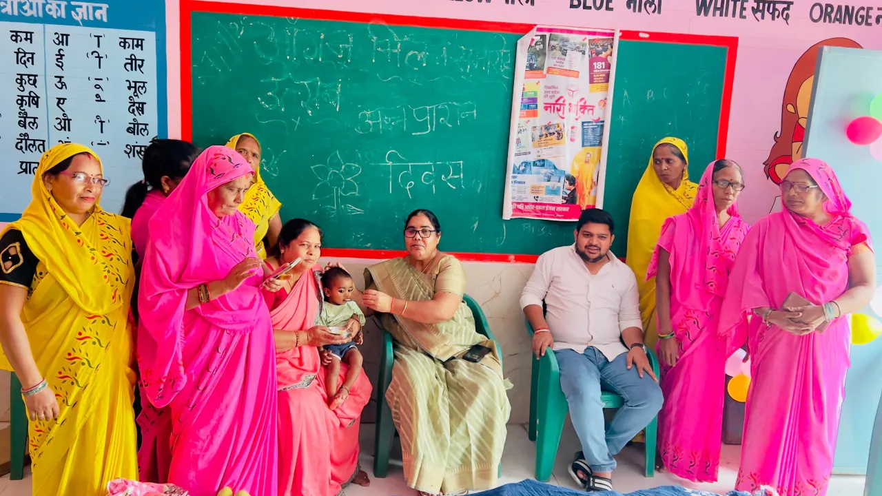 बदायूं के आंगनवाड़ी केंद्र पर आंगन उत्सव में महिलाओं का सम्मान करते हुए