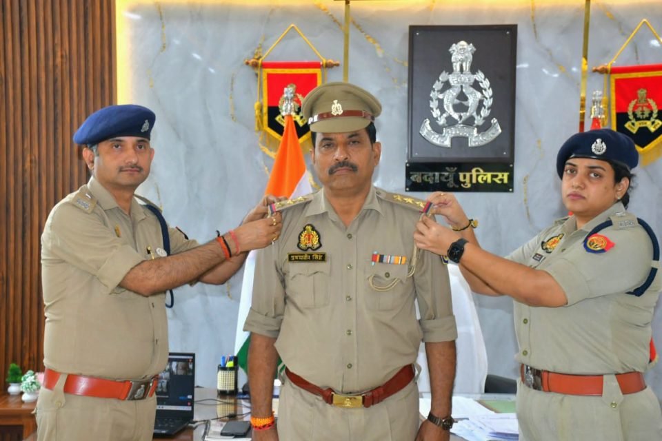 बदायूं में दो थानाध्यक्ष समेत 5 दारोगा बने इंस्पेक्टर, SSP ने वर्दी पर लगाए स्टार - फोटो 2