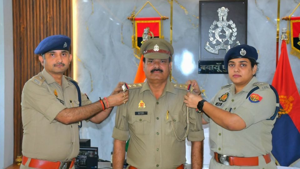 एसएसपी अंकिता शर्मा ने दो थानाध्यक्षों को स्टार लगाकर बधाई दी।
