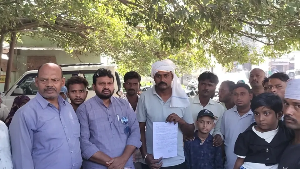 बदायूं हॉस्पिटल में जच्चा-बच्चा की मौत के मामले में मालवीय आवास पर जुटे परिजन