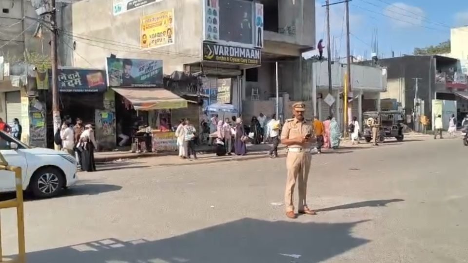 बदायूं में पुलिस लाइन चौराहे पर डग्गामार वाहनों के खिलाफ कार्रवाई करते टीएसआई ललित कुमार।