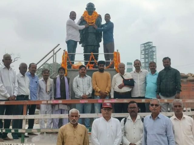 बदायूं में सरदार वल्लभभाई पटेल जयंती पर माल्यार्पण करते भारतीय पटेल महासभा के पदाधिकारी।