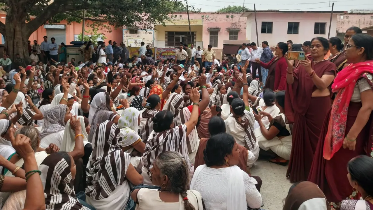 बदायूं में मानदेय वृद्धि की मांग को लेकर धरना देतीं आशा कार्यकर्ता और आशा संगिनियां