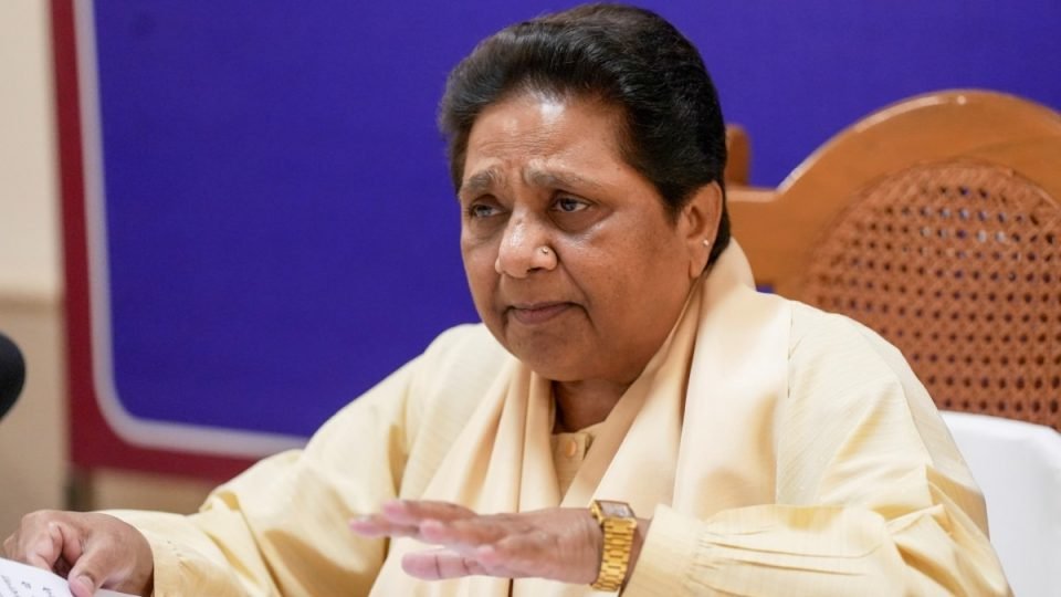 बसपा प्रमुख मायावती ने यूपी विधानसभा चुनाव 2027 से पहले चुनावी सर्वेक्षणों पर सवाल उठाए।