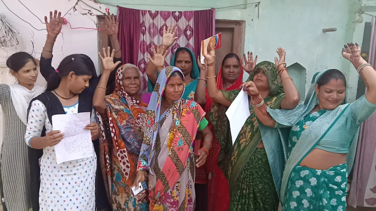 बदायूं के नरेली माहोरा गांव में स्वयं सहायता समूह की महिलाएं समूह सखी पर वसूली के आरोप लगाते हुए।