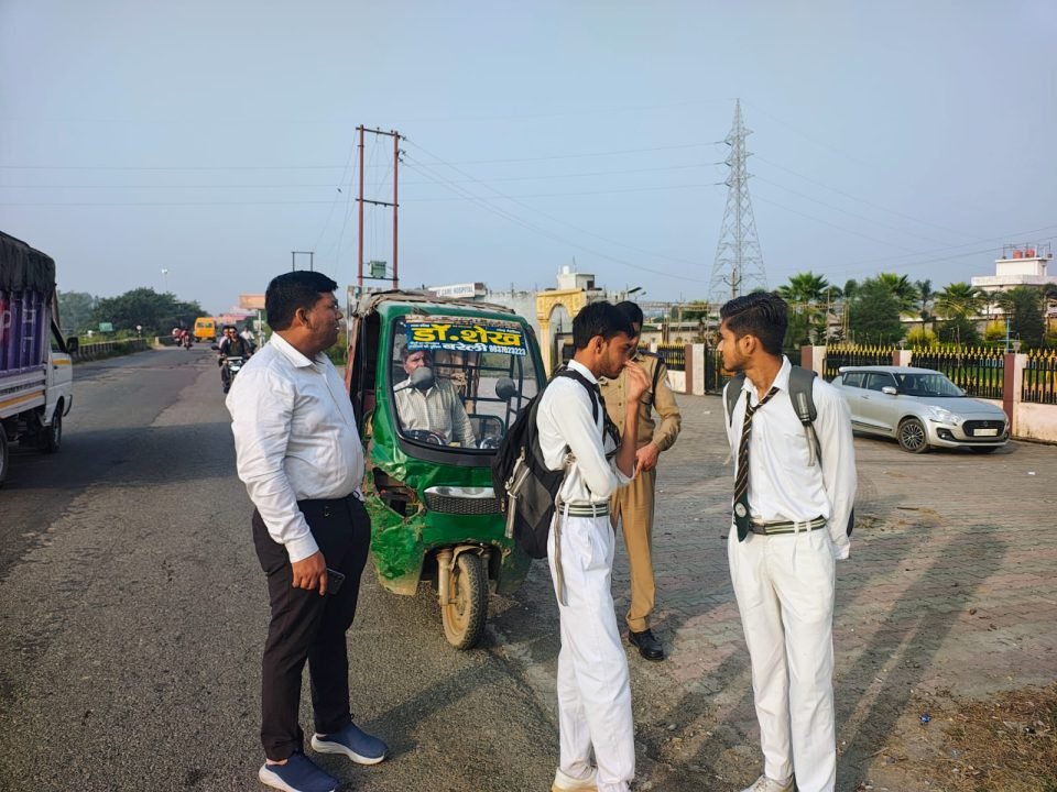 स्कूली बच्चों को ढो रहे अवैध ई-रिक्शा पर परिवहन विभाग का शिकंजा - फोटो 2