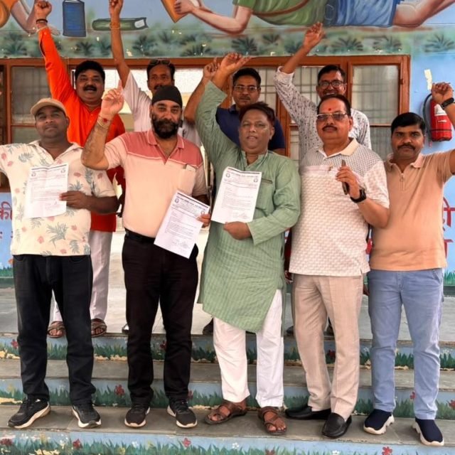 बदायूं में यूपीआई एमडीआर शुल्क के विरोध में एसडीएम न्यायिक को ज्ञापन सौंपते व्यापारी